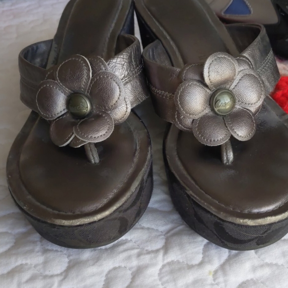 Chunky coach sandals with flower detail - Picture 4 of 8